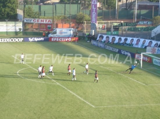 DEFE EMPATÓ Y SIGUE PRENDIDO ARRIBA