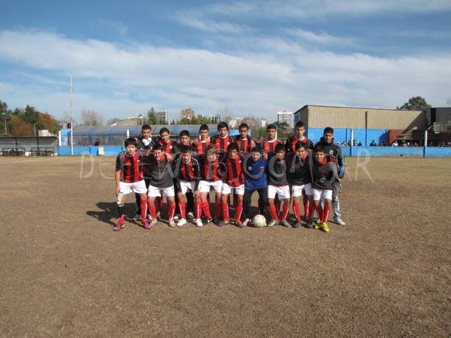 LA 2000 ES UNICO ESCOLTA Y SIGUE DANDO PELEA – FUTBOL INFANTIL