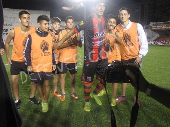 CON LOS HUEVOS DEL EQUIPO…